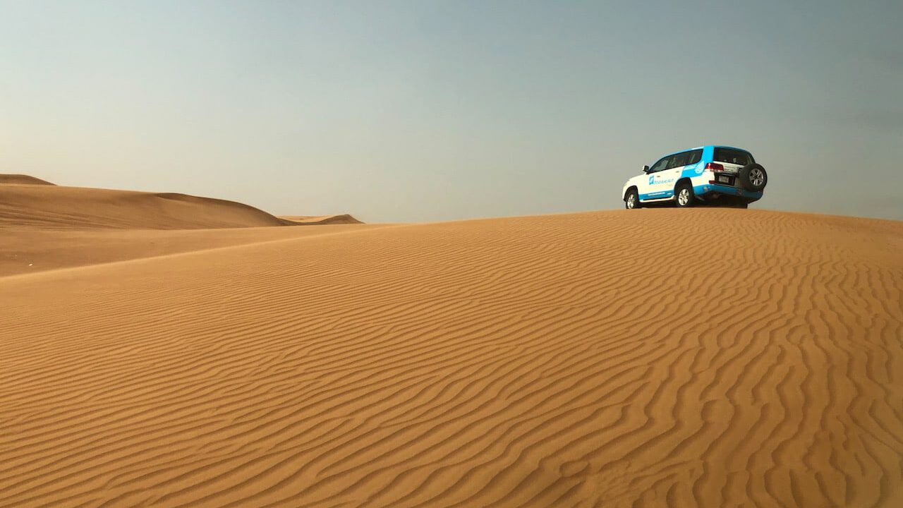 Jeep auf Sanddüne