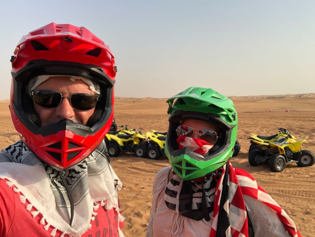 Paar mit Helmen vor Quadbikes