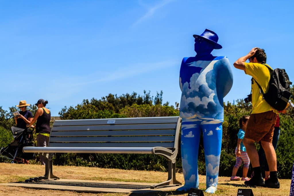 Statue vor Sitzbank