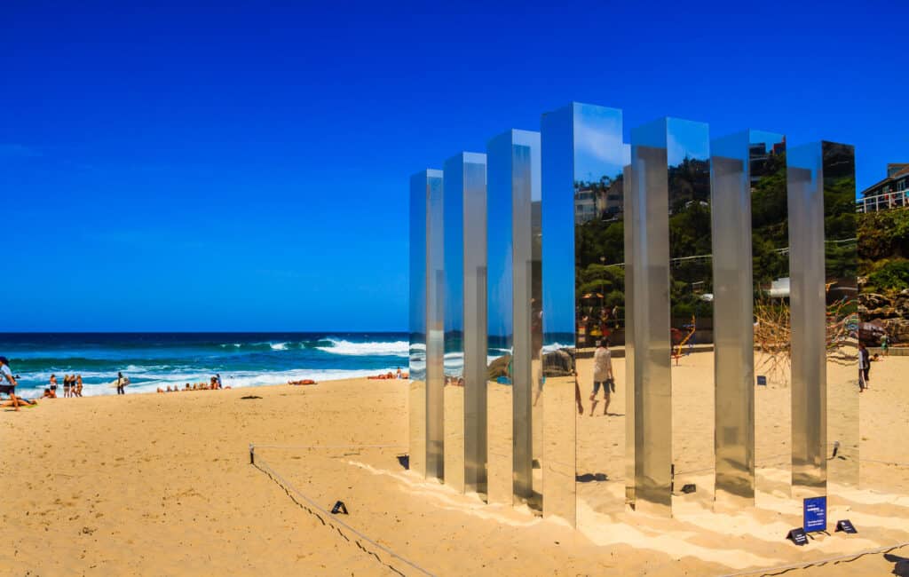 Spiegelskulptur am Strand
