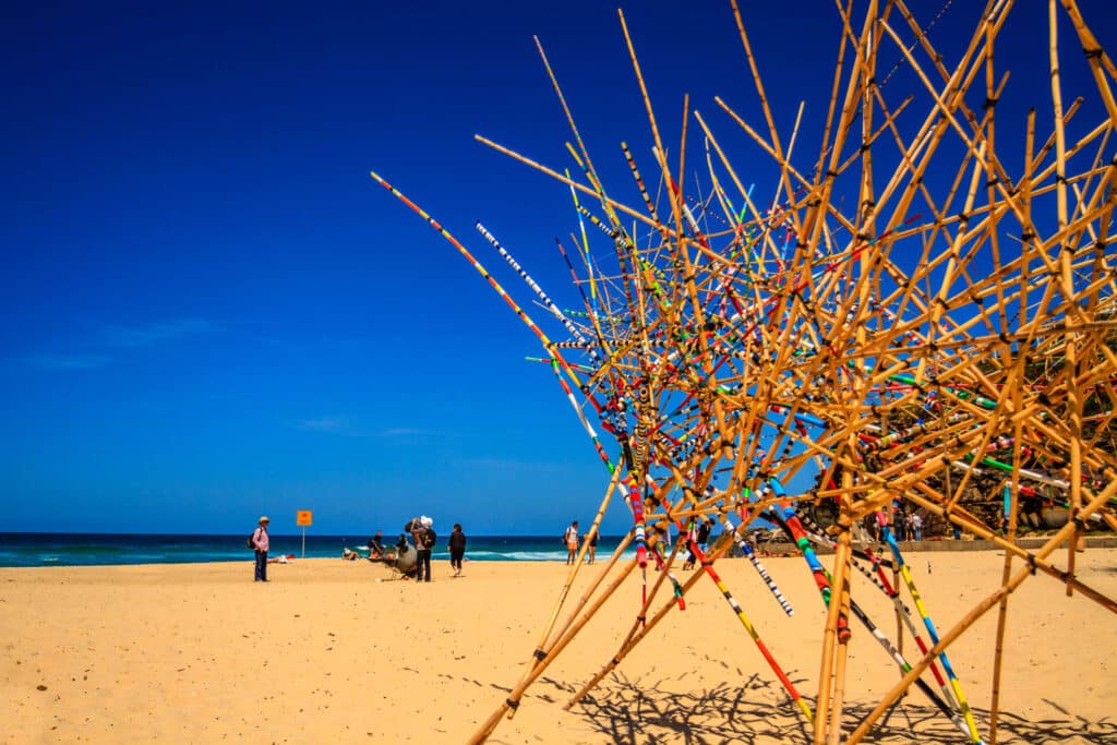 Riesenmikado am Strand