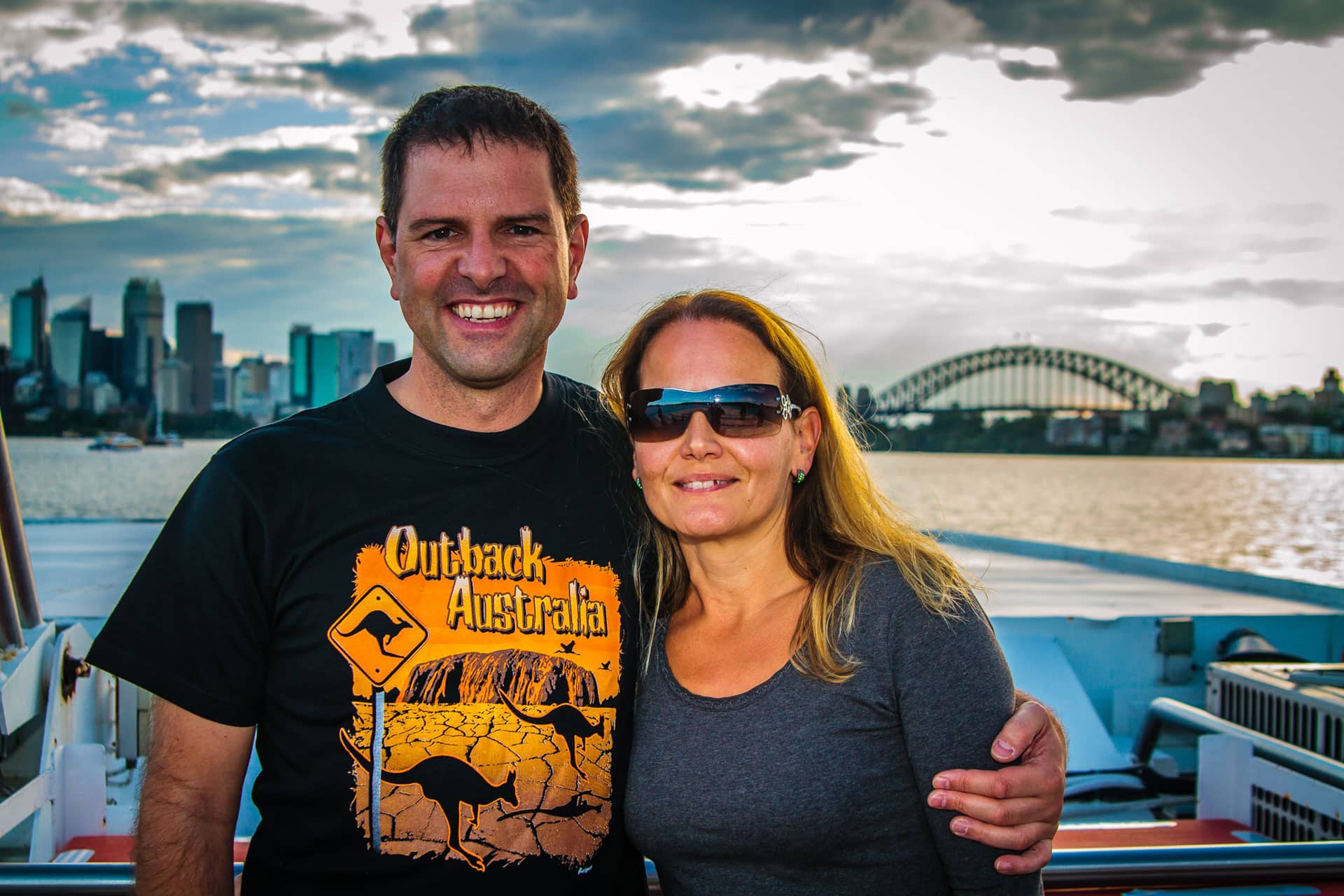 Paar auf Boot vor Sydney Harbour Bridge