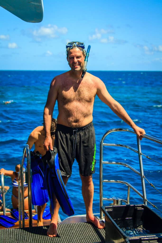 Mann mit Schnorchelausrüstung auf Boot