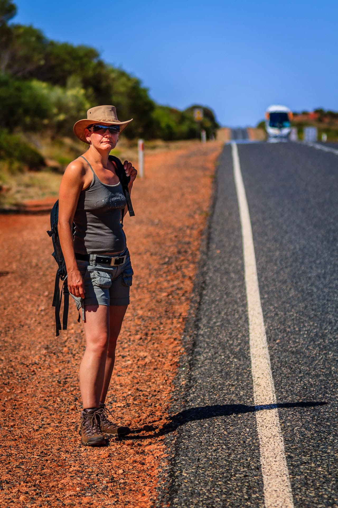 Frau am Straßenrand im Outback