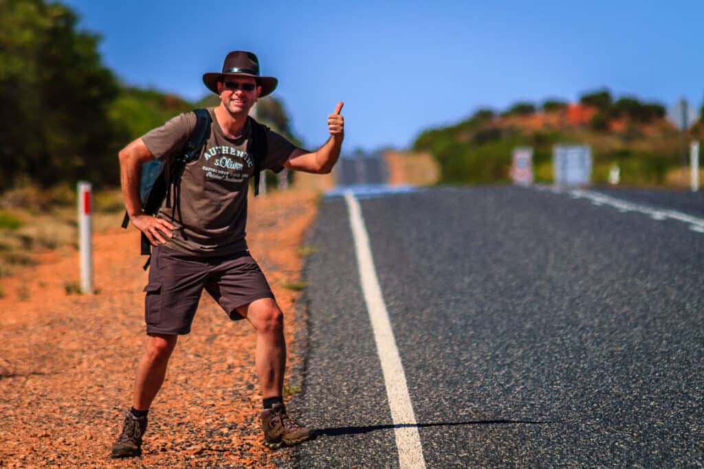 Mann am Straßenrand im Outback