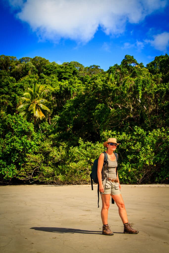 Frau mit Rucksack am Strand