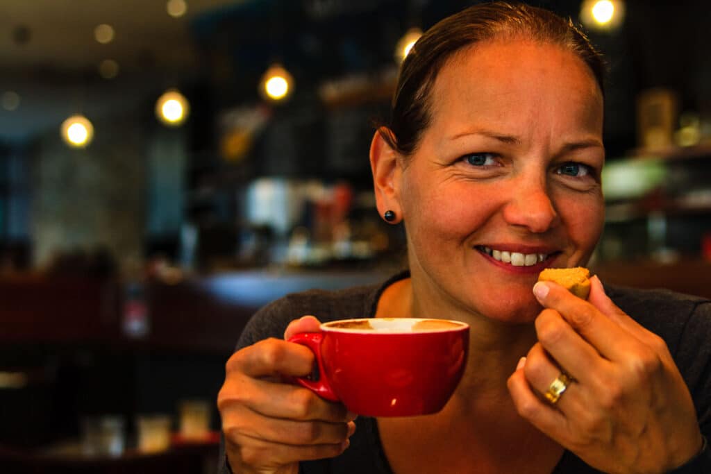 Frau mit Cappucino