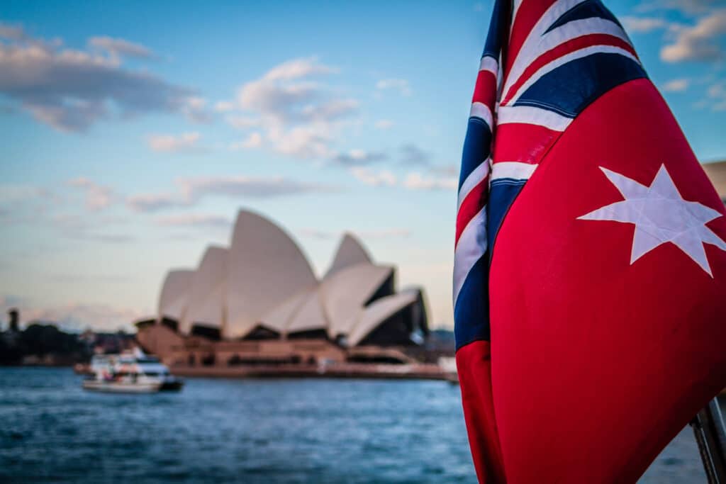 Australische Flagge vor Sydney-Operhaus