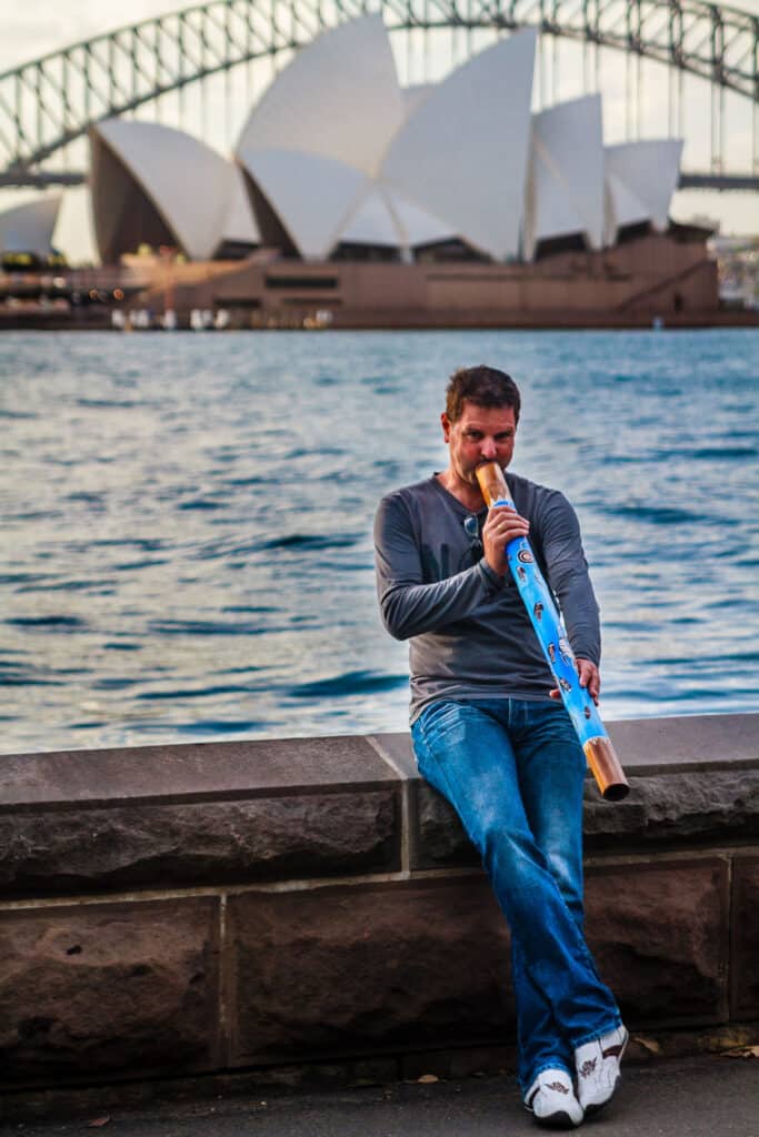 Mann mit Didgeridoo vor Sydney Oper